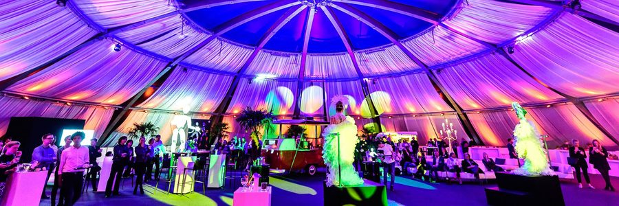 Festlich beleuchtetes Galadinner im Zeltpalast mit Bühne