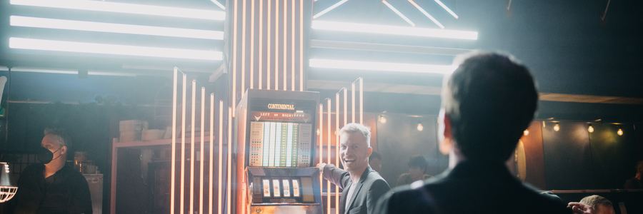 Dramatischer Neon-Lichtgang mit Silhouetten im Delphi Showpalast in Hamburg