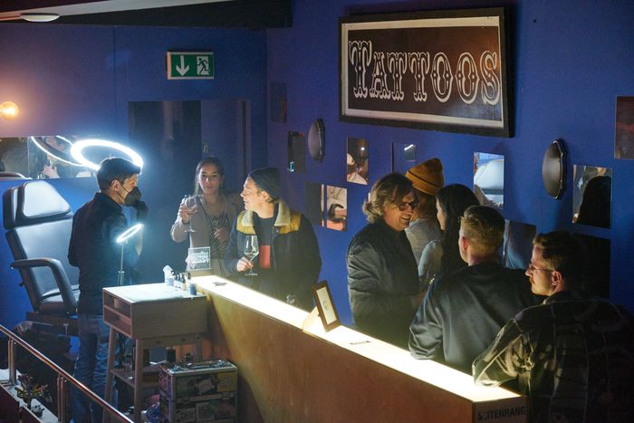 Bar mit Neonschriftzug und Gästen im Delphi Showpalast in Hamburg