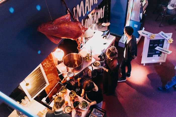 Blick von oben auf festlich gedeckte Event-Tische im Delphi Showpalast Hamburg