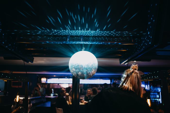 Discokugel über der feiernden Menge im Delphi Showpalast Hamburg