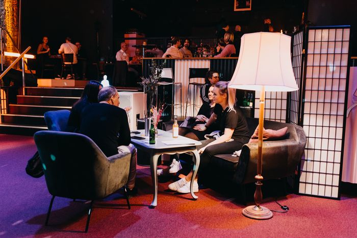 Gemütliche Lounge mit Retro-Lampen und Sesseln im Delphi Showpalast Hamburg