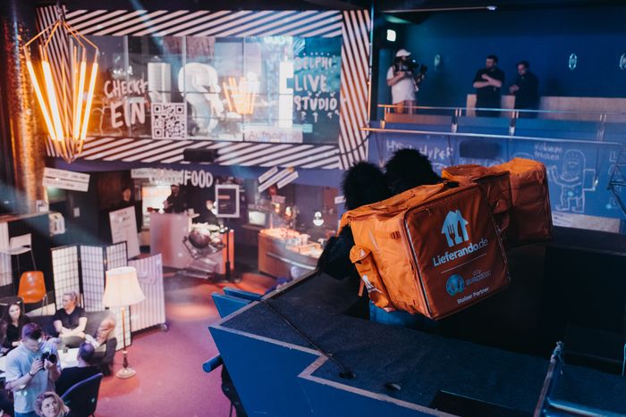 Event-Stände im Neonlicht als Marktplatz im Delphi Showpalast Hamburg