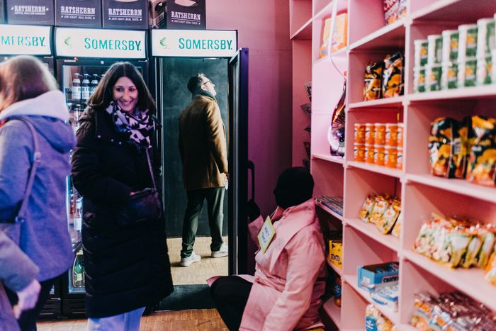 Rosa gestalteter Retro-Kiosk als Kulisse im Delphi Showpalast Hamburg