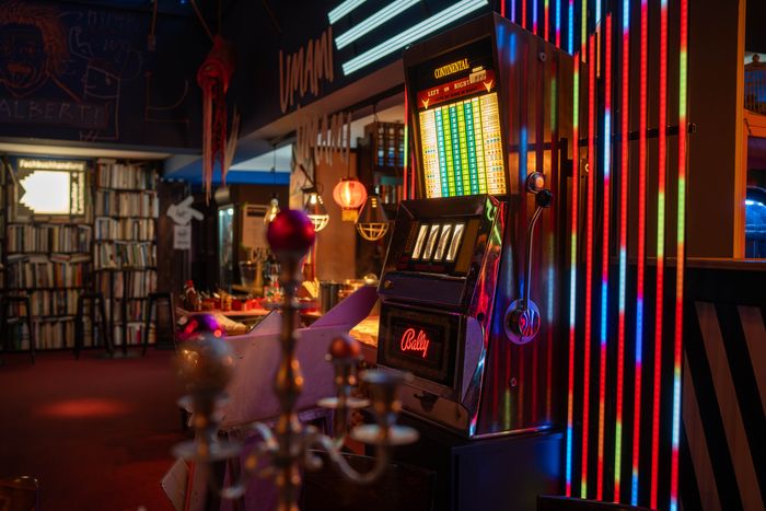 Retro-Flipper und Spielautomaten im Neonlicht des Delphi Showpalast