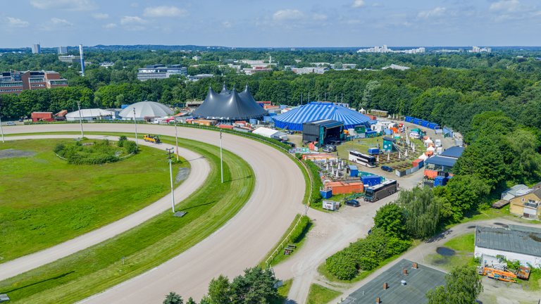 Luftbild des Areals der Trabrennbahn Bahrenfeld mit Rennbahn, Infield, Kuppel und Megadome