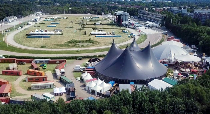 Luftbild der MIGNON Trabrennbahn mit Zelten und Bühne auf dem Infield und der Kuppel im Vordergrund