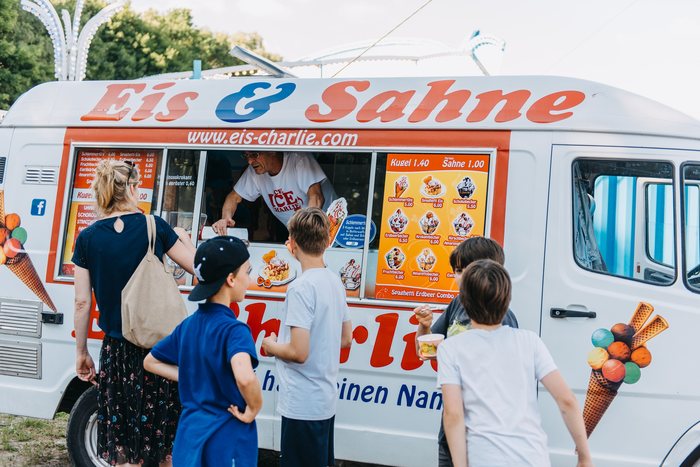 Kinder am Eiswagen beim Familienfest auf dem Areal der MIGNON Trabrennbahn