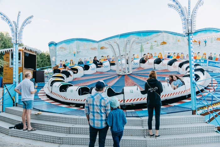 Familien am Fahrgeschäft beim Sommerfest auf dem Jahrmarkt in Hamburg-Bahrenfeld