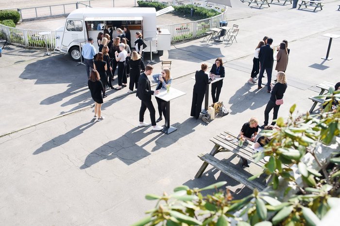 Empfang mit Foodtruck und Stehtischen auf dem Vorplatz der MIGNON Trabrennbahn