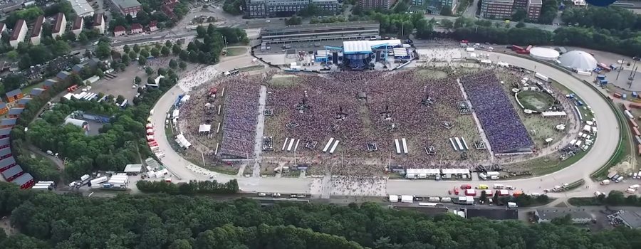 Luftbild der MIGNON Trabrennbahn bei einem Open-Air-Konzert mit Zehntausenden Besuchern auf dem Infield