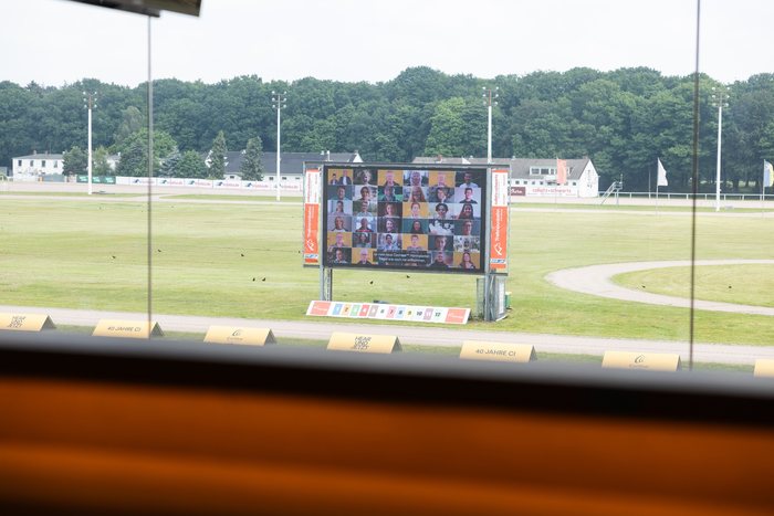 Blick aus dem Tribünengebäude auf Infield und große Videowand der MIGNON Trabrennbahn