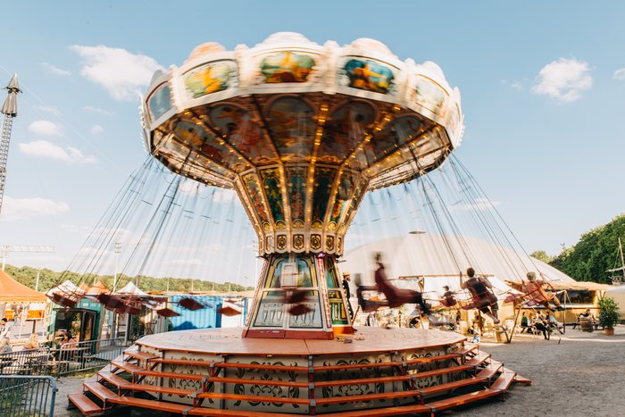 Nostalgisches Kettenkarussell beim Familienfest auf dem Jahrmarkt in Hamburg-Bahrenfeld