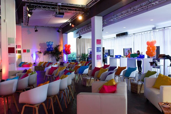 Bunte Lounge-Bestuhlung für einen Workshop in der MIGNON Trabrennbahn