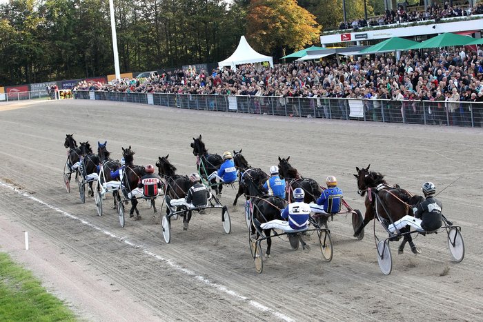Trabrennen vor voll besetzter Tribüne an der MIGNON Trabrennbahn in Hamburg-Bahrenfeld