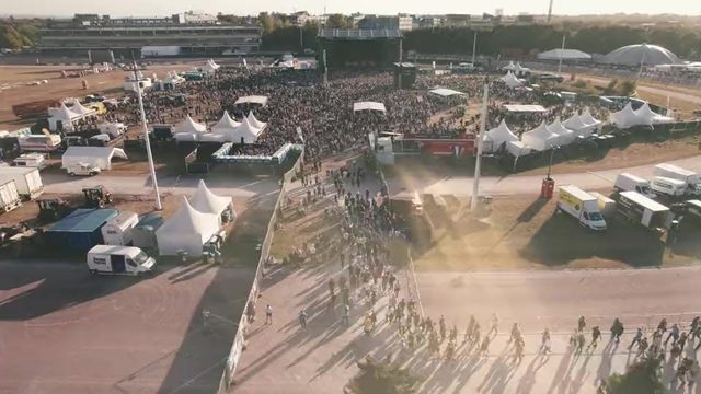 Kongress mit Jahrmarkt auf der MIGNON Trabrennbahn: Gäste im Fahrgeschäft