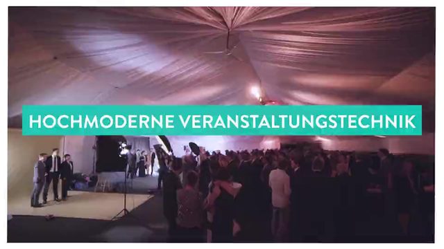 Gala-Gäste unter violett beleuchteter Kuppel in Hamburg-Bahrenfeld