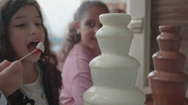 Familienfest mit Kettenkarussell auf dem Areal in Hamburg-Bahrenfeld