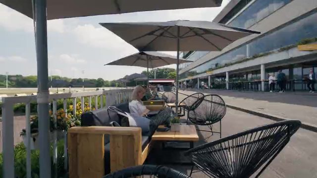 Blick vom Tribünengebäude auf Infield und Rennbahn der MIGNON Trabrennbahn