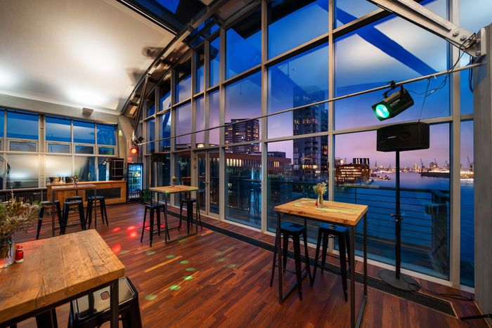 Stehtische an der Bar der Hafen Location mit Panoramablick auf den Hamburger Hafen
