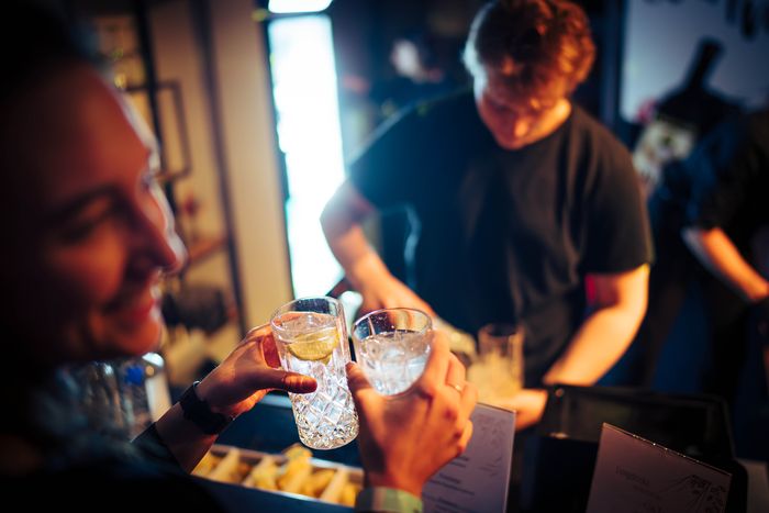 Barkeeper serviert Drinks bei einem Event in der Hafen Location Hamburg