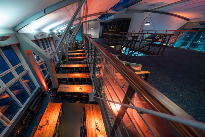 Holztreppe und Galerieebenen im Inneren der Hafen Location am Fährterminal