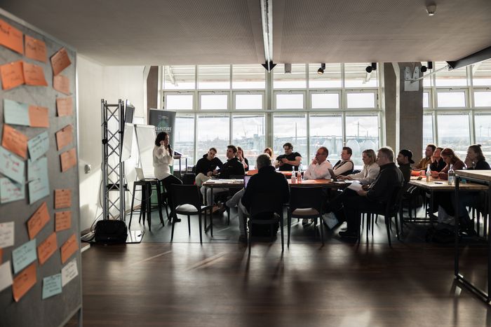 Workshop mit Moderationswänden und Elbblick in der Hafen Location Hamburg