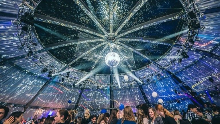 Riesige Diskokugel unter der beleuchteten Kuppel bei einer Show in Hamburg