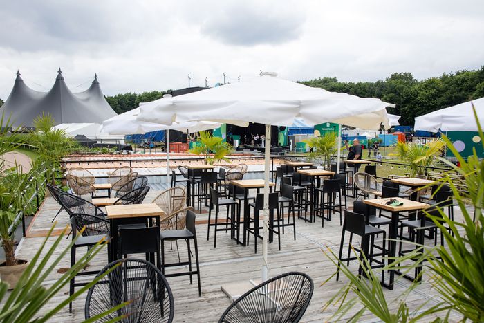 Zelte, Bar-Lounge und Sonnenschirme auf dem Kuppel-Gelände in Bahrenfeld bei Tag