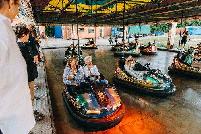 Gäste im Autoscooter beim nostalgischen Jahrmarkt auf dem Kuppel-Gelände in Bahrenfeld