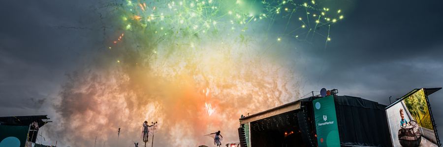Feuerwerk über der Bühne und den Gästen beim Sommerfest auf dem Kuppel-Areal in Bahrenfeld