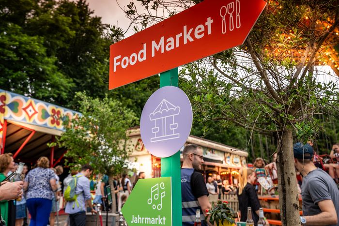 Food-Market-Stände beim Jahrmarkt auf dem Kuppel-Areal in Hamburg-Bahrenfeld