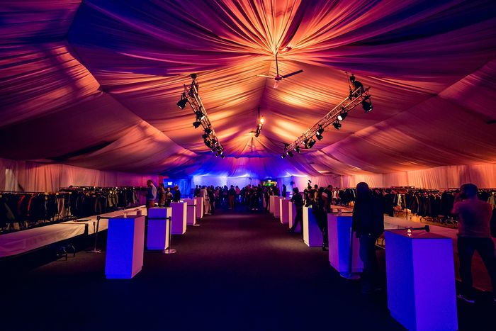 Elegant abgehängte Decke in Blau und Violett bei einer Gala in der Kuppel Hamburg