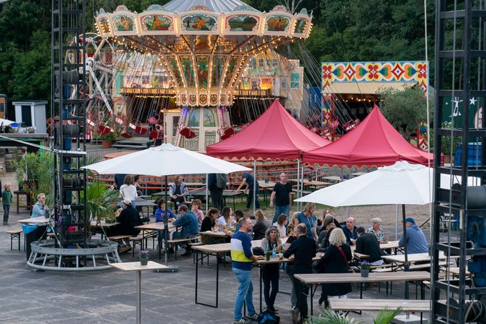 Historisches Karussell und Biergarten beim Jahrmarkt auf dem Kuppel-Areal in Bahrenfeld