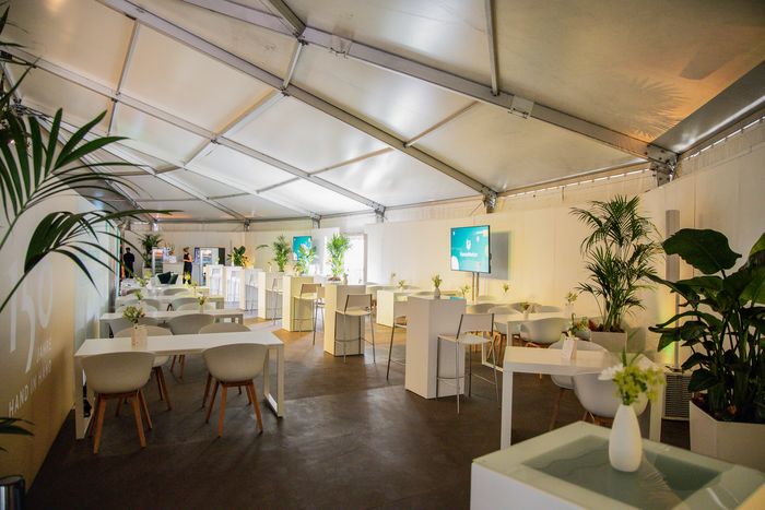 Helle Zelt-Lounge mit Bartischen und Pflanzen in der Eventlocation Kuppel Hamburg