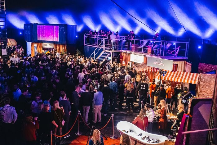Feiernde Menge bei einer Firmenparty mit Lichtshow in der Kuppel Hamburg