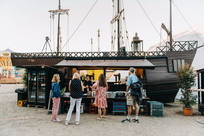 Bar im Piratenschiff als Attraktion auf dem Kuppel-Areal in Hamburg-Bahrenfeld