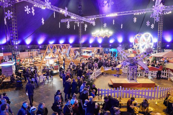 Festlich mit Schneeflocken dekorierte Kuppel beim Winterspektakel in Hamburg