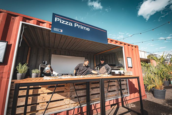 Umgebaute Überseecontainer als Bar und Bühne auf der Eventfläche am Fischereihafen
