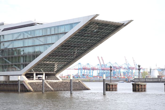 Blick auf das Dockland-Gebäude und den Hamburger Hafen nahe dem Platz am Fischereihafen