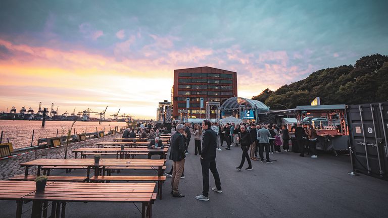 Platz am Fischereihafen – 1.500 m² Open-Air direkt am Wasser, mit Bühne, Galerie und Aussichtsplattform.