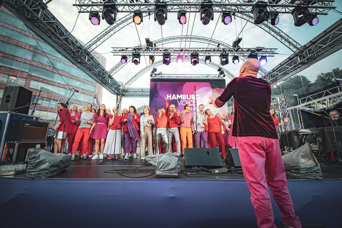 Bühnenshow mit Künstlern auf der Open-Air-Bühne am Fischereihafen Hamburg