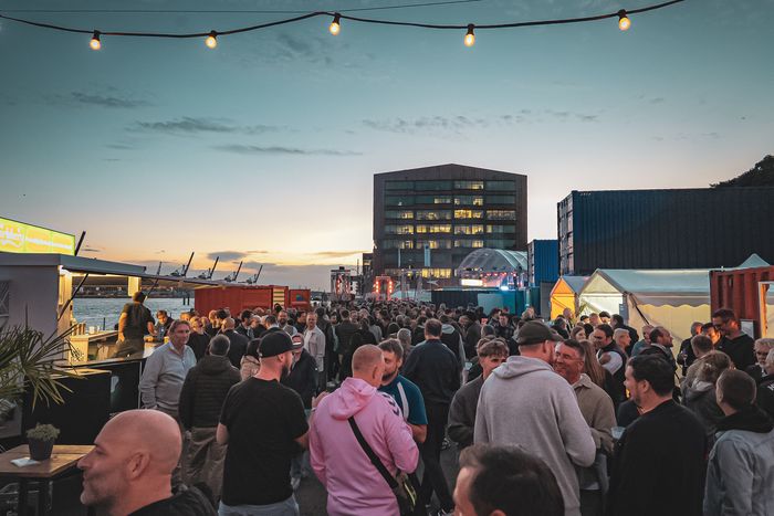 Konzert bei Sonnenuntergang am Platz am Fischereihafen mit rosa Abendhimmel über dem Hafen