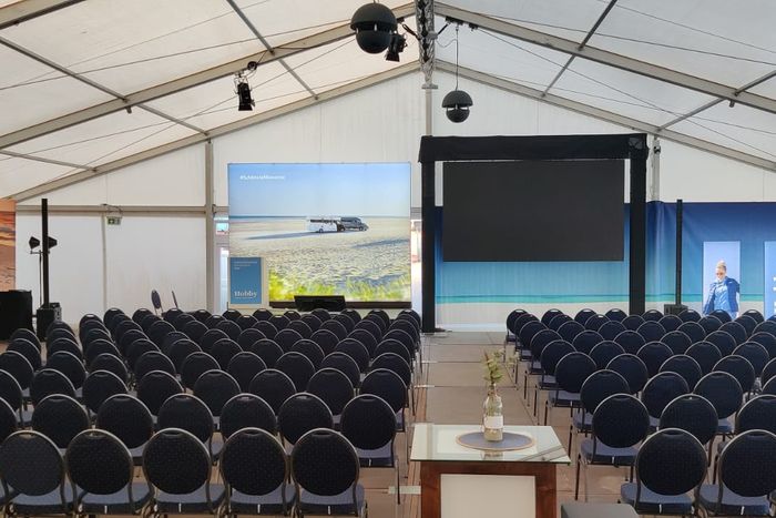 Tagung mit Strandkörben, Leinwand und Hafenblick auf der Eventfläche am Fischereihafen