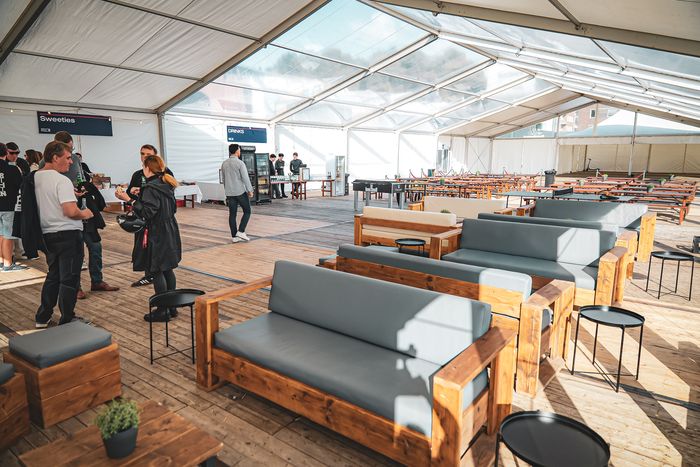 Loungebereich im Eventzelt am Platz am Fischereihafen mit Blick über den Hafen
