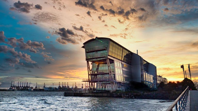 Abendsonne über der Elbe am Fischereihafen Altona, dem Open-Air-Gelände von MIGNON