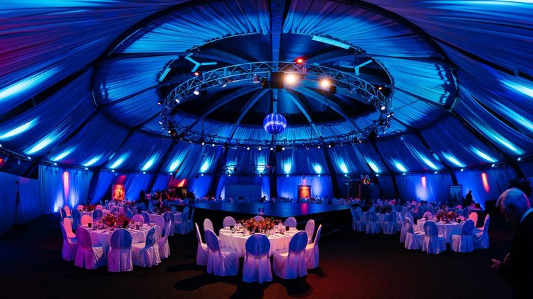 Elegante Gala in Weiß mit festlich gedeckten Tischen unter der Kuppel Hamburg
