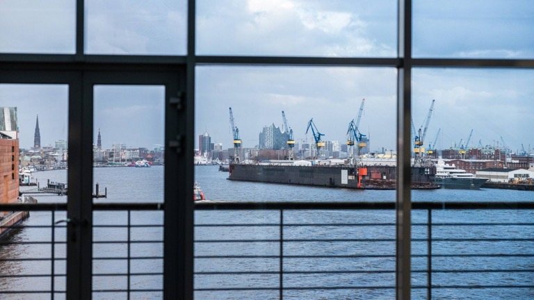 Hafen Location Hamburg – Lichtdurchflutete Top-Etage direkt an der Kaimauer mit Panoramablick auf Elbphilharmonie und Werft.