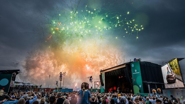 Feuerwerk über der Bühne bei einem großen Firmenjubiläum mit tausenden Gästen, realisiert von MIGNON