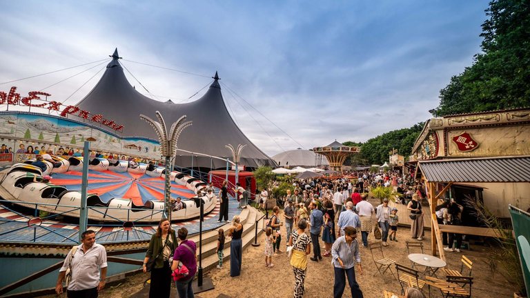 Firmen-Sommerfest mit eigenem Jahrmarkt und Gästen auf dem Kuppel-Areal in Hamburg